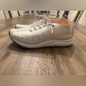 OTBT Alstead Women’s White Perforated Sneakers soft leather 7.5